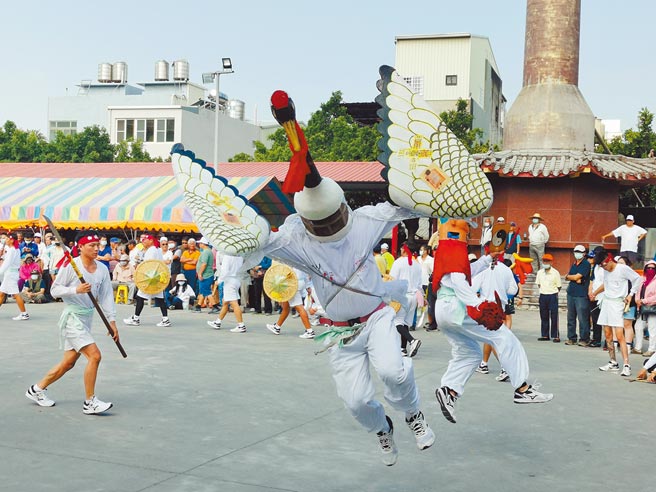 台南西港香武林大会将于5月9日登场，七股宝安宫白鹤阵24日至庆安宫开馆，吸引上千人围观。（刘秀芬摄）