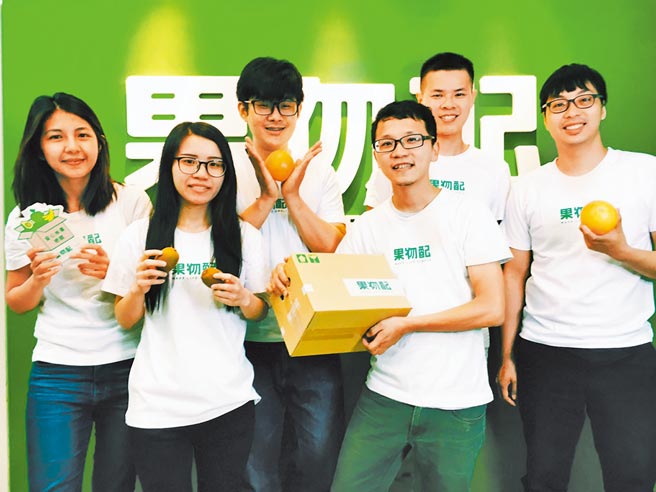 張智翔（右三）創立全台最大水果電商「果物配」，至今已有6萬多名會員。（張智翔提供／林雅惠高雄傳真）