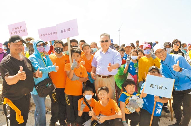 「向海致敬．親海近海」澎湖千人大淨灘活動，短短1個多小時清理了3噸多廢棄物。（陳可文攝）