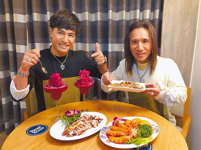 動力火車日前到澎湖商演，大啖當地美食。（華研提供）