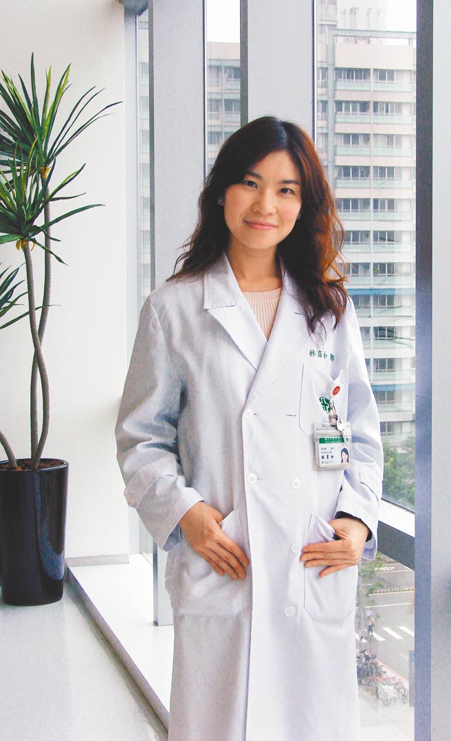 林育如医师提醒，经歷重大变故的儿童若产生行为退化，很可能是罹患了忧郁症。（亚东纪念医院提供）