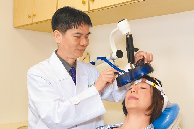 「重复经颅磁刺激术」能重新唤起大脑中主管情绪的区域，达到抗忧郁的效果。（国泰综合医院提供）