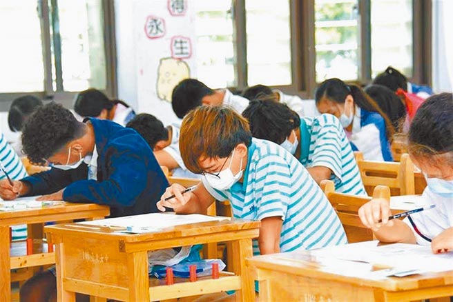 今年国中会考报名人数是20万2547人，是歷年来最少的一次。图为去年国中会考画面。（本报资料照片）