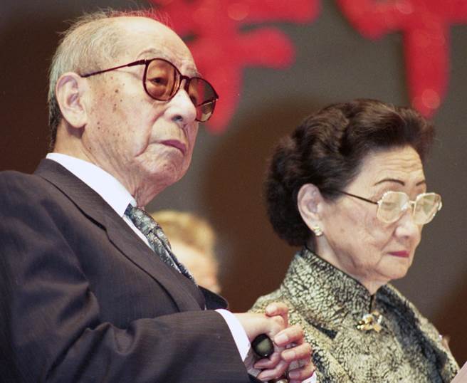 台灣學者林孝庭研究《蔣經國日記》後，近日發表新著揭露秘辛稱，當年兩岸密使接觸期間，大陸曾向台北提議以1949年被中共俘虜的將領黃維、杜聿明與康澤等10名國軍將領交換遭蔣介石軟禁的張學良。圖為張學良夫婦。（圖／黃子明攝）