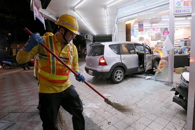 倪女驾驶的银色自小客车被撞后，失控衝进超商，导致超商落地窗玻璃破裂；北市环保局获报旋即到场清理。（黄世麒摄）