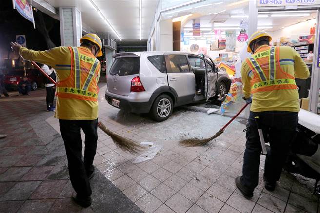 倪女驾驶的银色自小客车被撞后，失控衝进超商，导致超商落地窗玻璃破裂；北市环保局获报旋即到场清理。（黄世麒摄）