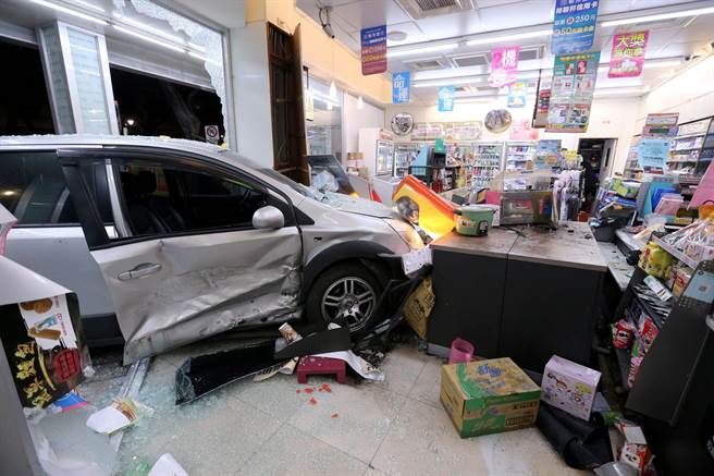 超商的落地窗整面破裂，店内货架物品散落一地，损失惨重。（黄世麒摄）