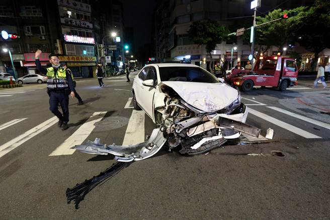 肇事的白色自小客车车头全毁，可见事发当下撞击力道之猛烈。（黄世麒摄）