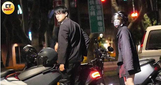 待长辈离开，林莎与西装男终于有机会独处，以机车代步享受甜蜜时光。（图／本刊摄影组）