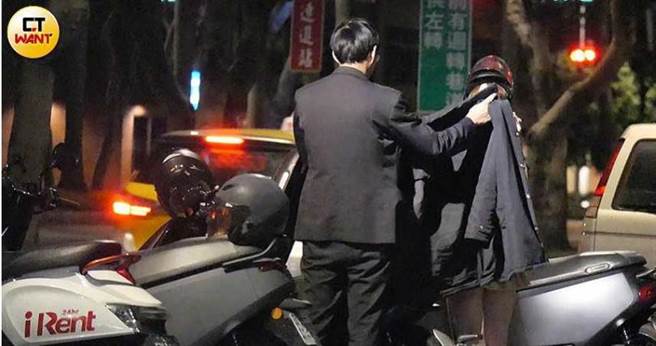 西装男从车厢拿出一件防风外套，贴心地帮林莎穿上，互动相当自然。（图／本刊摄影组）