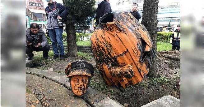 民进党为促进转型正义，逐步拆除全国蒋公铜像。图为2021年3月矗立于基隆火车站前近70年的蒋公铜像，被基隆市政府拆得「身首异处」。（图／报系资料照）