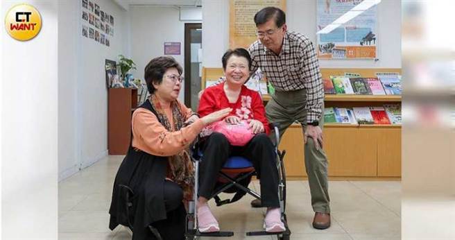 东吴大学中文系教授、中华民国渐冻人协会理事长沈心慧语病友、家属閒话家常。（图／马景平摄）