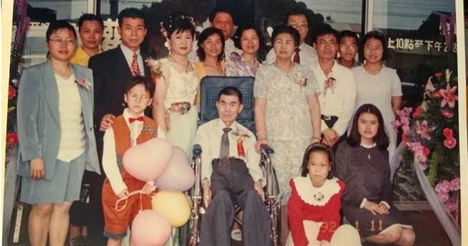 沈心慧推着因为渐冻症而瘫痪的父亲，全家人一起参加弟弟的婚礼。（图／渐冻人协会提供）