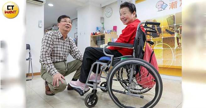 黄月燕因为罹患渐冻症，坐在轮椅上超过20年，而丈夫陈银中始终对她不离不弃，是朋友们眼中的模范夫妻。（图／马景平摄）