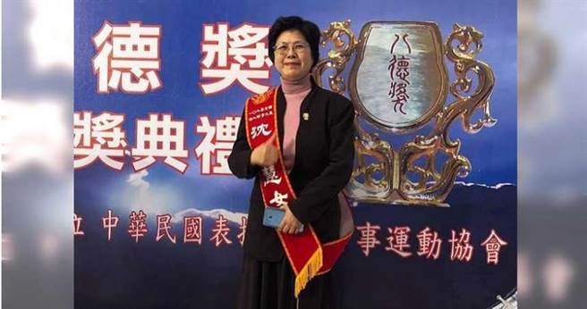 沈心慧秉持帮助病友的心，只要学校没有课就到协会帮忙，行耕不辍20多年，让她得到「中华民国109年好人好事代表八德奖」殊荣。（图／渐冻人协会提供）