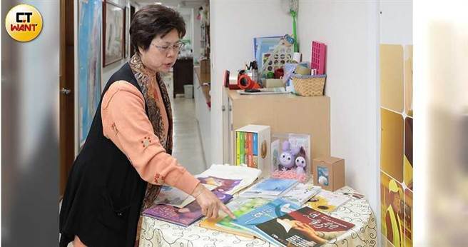 除了经济上的支援，协会鼓励渐冻人利用有限的生命，创造无限的奇蹟，病友将人生故事写成书后，由他们发行出版。（图／马景平摄）