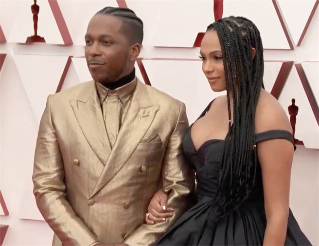 图二：Leslie Odom Jr. 小莱斯利奥多姆以金色西装吸引许多人的目光。（翻摄自abc news YT转播画面）