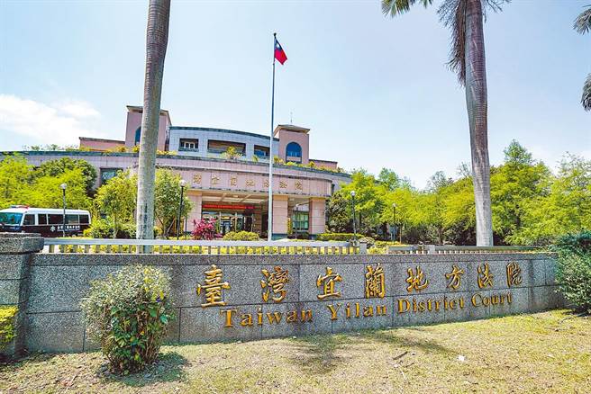 一名宜蘭國小女老師不爽自己公差假取消，竟衝辦公室揮舞球棒與刀恐嚇，遭宜蘭地方法散判處拘役50天。(中時資料庫)