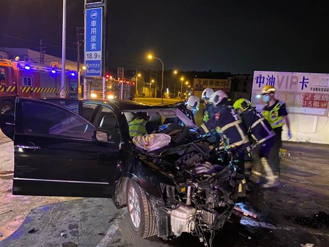 葉男駕車衝撞加油站，消防人員協助脫困，車子嚴重毀損。（台中市消防局提供／陳淑娥台中傳真）