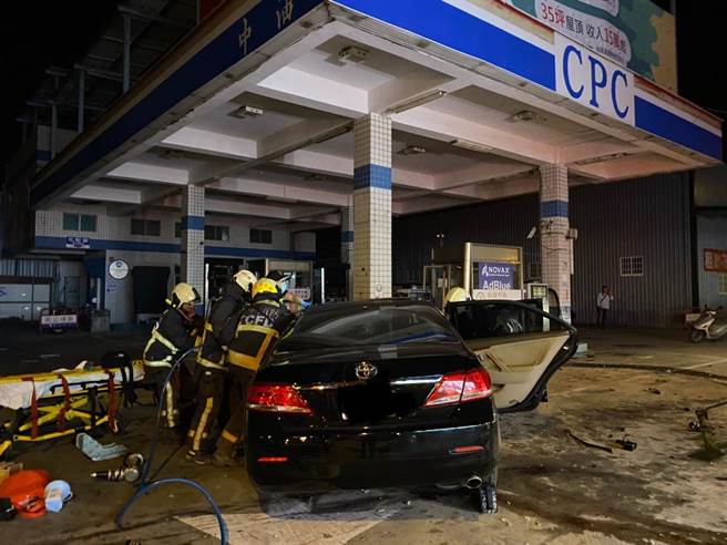 葉男駕車衝撞加油站，消防人員協助脫困，車子嚴重毀損。（台中市消防局提供／陳淑娥台中傳真）