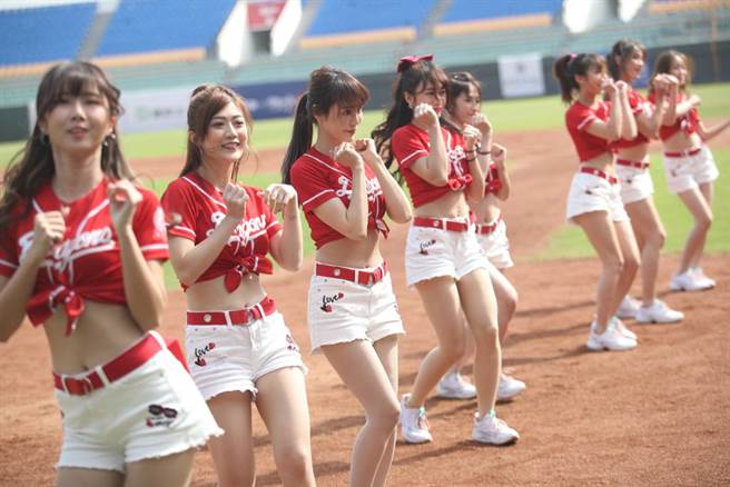中职味全龙啦啦队女孩。（中央社资料照）