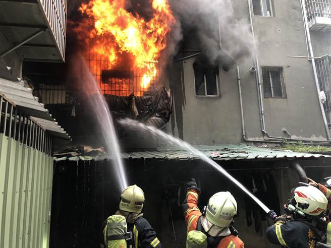 桃园八德老旧公寓26日清晨大火，消防到场已全面燃烧，紧急入室抢救，曹姓父子成焦尸、母命危送医仍不治。(翻摄照片／蔡依珍桃园传真)