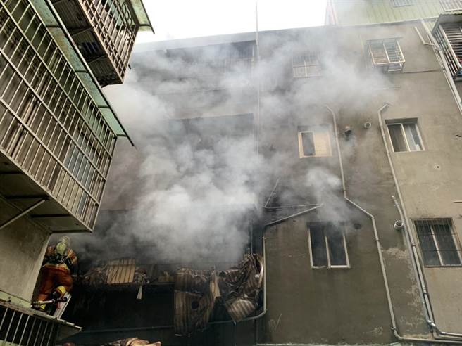 桃园八德老旧公寓26日清晨大火，消防到场已全面燃烧，紧急入室抢救，曹姓父子成焦尸、母命危送医仍不治。(翻摄照片／蔡依珍桃园传真)