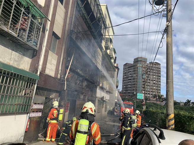 桃园八德老旧公寓26日清晨大火，消防到场已全面燃烧，紧急入室抢救，曹姓父子成焦尸、母命危送医仍不治。(翻摄照片／蔡依珍桃园传真)