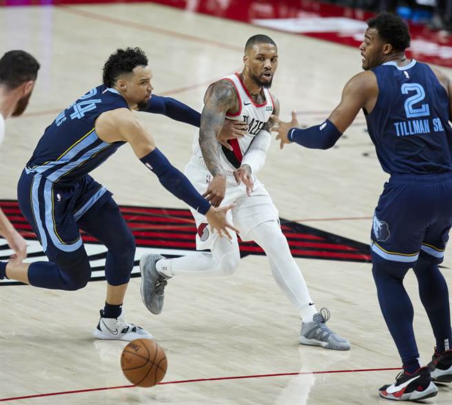 拓荒者後衛利拉德找到傳球空檔，漂亮把球擊地反彈傳給隊友。(美聯社)