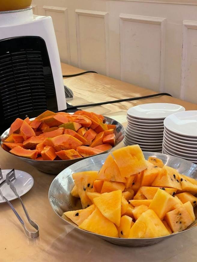 Buffe一人只要160元，但菜色相当丰富。（图／边缘哺の远距孤食日记授权提供）