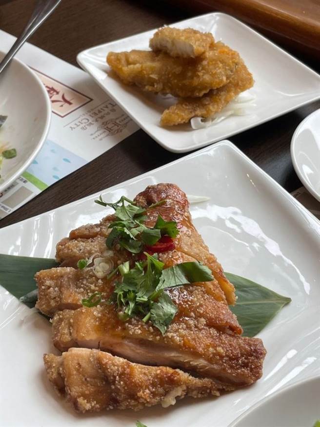 原PO向柜台加点一份椒麻鸡及鱼排，竟然只要38元。（图／边缘哺の远距孤食日记授权提供）