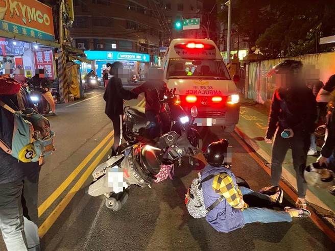 51岁王姓妇人骑机车搭载16岁女儿因随身水壶掉落，造成后方骑士摔车2人受伤。（翻摄画面／叶书宏新北传真）
