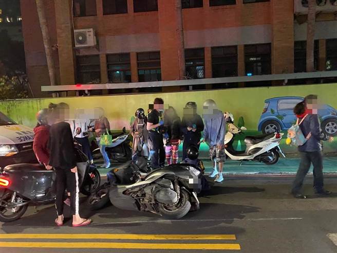 51岁王姓妇人骑机车搭载16岁女儿因随身水壶掉落，造成后方骑士摔车2人受伤。（翻摄画面／叶书宏新北传真）
