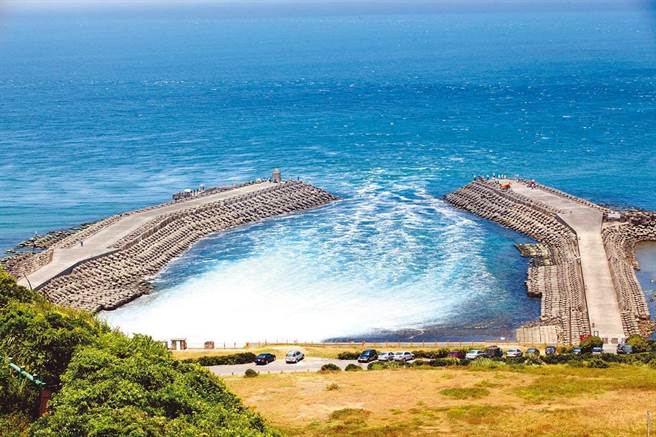 日本擬排放福島核事故廢水入海，圖為核二廠外出水口。（本報資料照片）