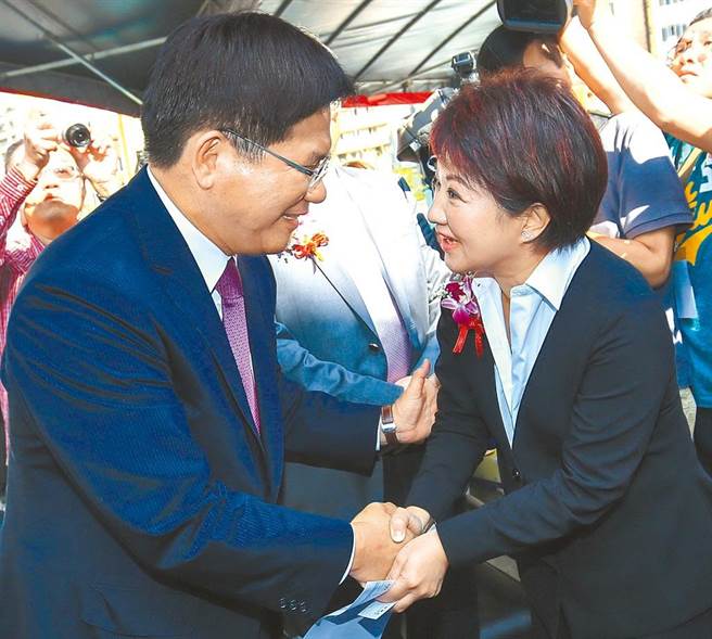 台中市长卢秀燕（右）、林佳龙（左）。（资料照片）