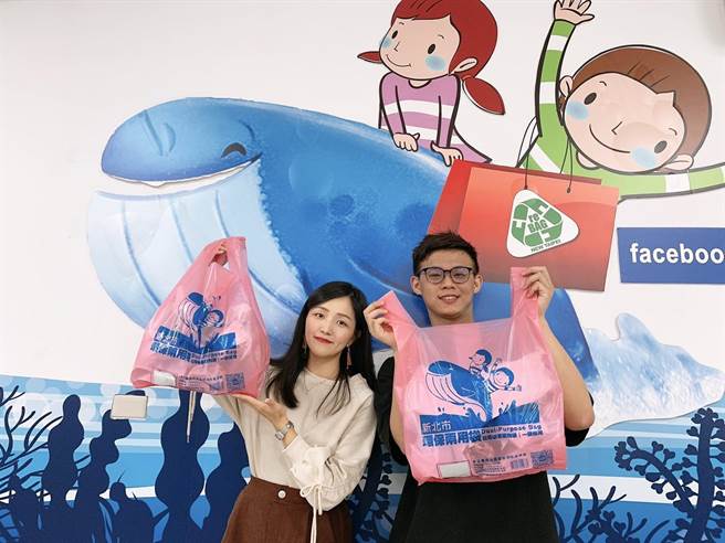 新北市环保两用袋换装，以鲸鱼与孩童为题材设计，还可一扫知道垃圾车在哪。（新北市环保局提供／叶德正新北传真）