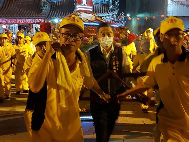 老二媽省親遶境圓滿成功 黃國榮恭迎媽祖安座。(台中市政府提供)