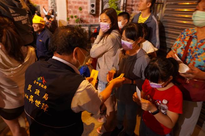 民政局長吳世瑋說明，市府致力發揚傳統文化的同時，也於活動前呼籲參與遶境的市民，務必落實環境整潔.。(台中市政府提供)