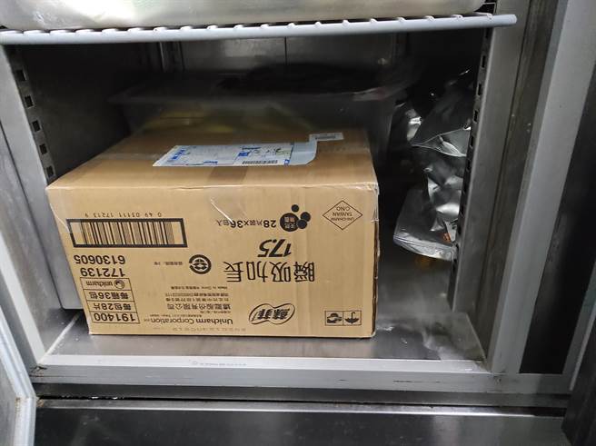 RAW餐厅内的库存物品与食材未区隔。（图／北市卫生局提供）