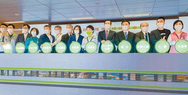 台中捷运绿线昨举办通车典礼，台中市长卢秀燕、立法院副院长蔡其昌、民进党立委何欣纯等人都到场。（总统府提供）