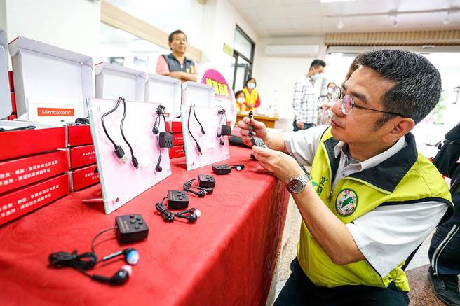 宜兰市长江聪渊协助启动天籁列车，有500台助听器免费赠送宜兰县民，江聪渊希望能让有听损的乡亲重新听见好声音。（李忠一摄）