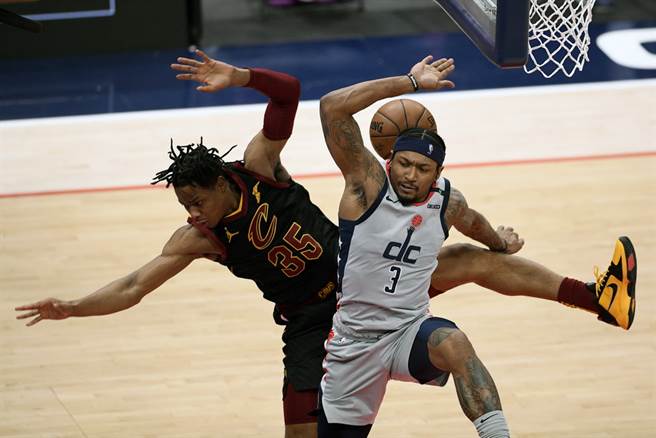 巫师后卫毕尔(右)跟骑士前锋欧科洛在空中撞在一起。(美联社)