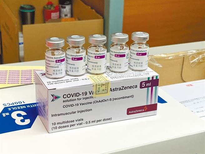 为防范疫情扩大，华航机组员今下午将搭乘游览车至桃医接种疫苗。（姜霏摄