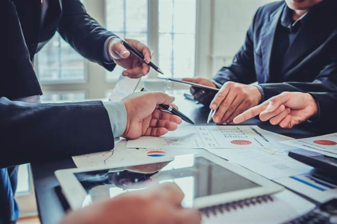 股票市场资金轮动快速，美分析师点出5檔个股准备起涨。（图／shutterstock）