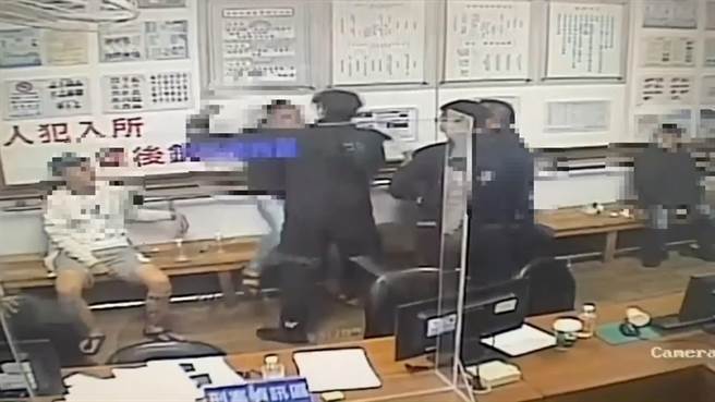 18岁锺姓男子等3人涉嫌网路贩毒于24日凌晨遭逮，锺嫌不满遭逮反而殴伤李姓警员，造成他鼻骨骨折、脸部擦挫伤。（翻摄画面）