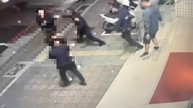 21岁顏姓男子等4人藉故要送餐给锺男反而大闹派出所遭逮。（翻摄画面）