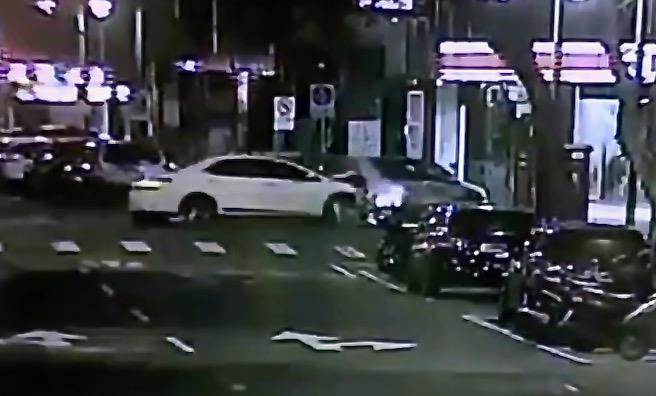 董姓駕駛闖紅燈將另一輛轎車撞入超商，車禍共造成4人受傷。（圖：民眾提供）