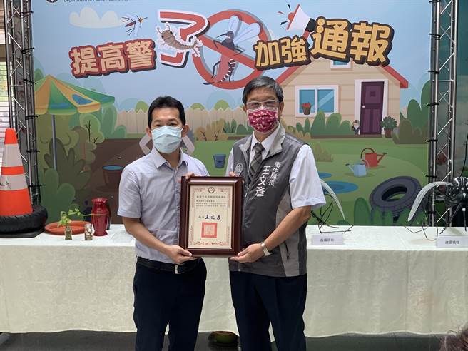 桃醫感染科主任鄭健禹於記者會現場分享過往登革熱疫情通報的過程。（姜霏攝）