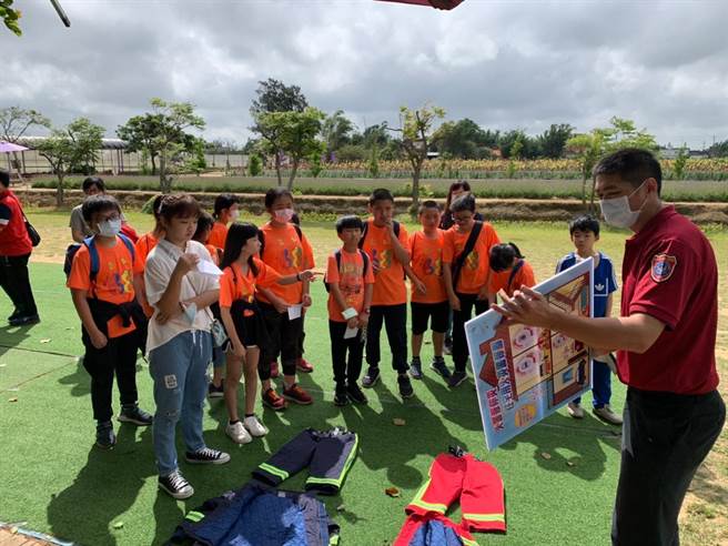 觀音消防分隊24日至向陽農場舉辦防火、防溺相關宣導等闖關體驗活動。（姜霏翻攝）