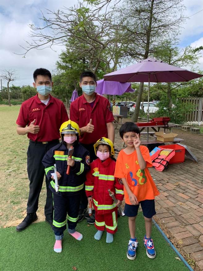 觀音消防分隊24日至向陽農場舉辦防火、防溺相關宣導等闖關體驗活動。（姜霏翻攝）